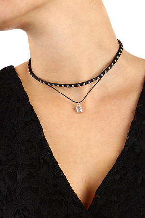 Two-layer leatherette necklace decorated with rivets and pendant. Adjustable size thanks to extension chain. Length: 35 cm +