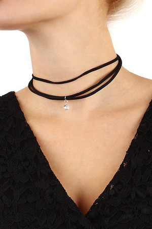 Black leatherette necklace with stone. Adjustable size thanks to extension chain. Length: 34 cm + 7 cm.
