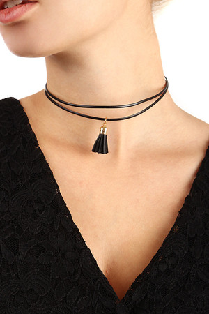 Two-layer tassel leatherette necklace. Adjustable length thanks to extension chain. Length: 36 cm + 7 cm.