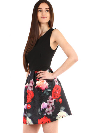 Short dress of the A-style cut with a flowered skirt and a black top. Material: 95% polyester, 5% elastane. Import: Italy