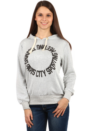 Pretty ladies sweatshirt with hood and lettering. Black inside hood. Side pockets. Material: 95% cotton, 5% lycra.