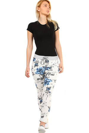 Women's tracksuit with floral print. Download lace at the waist. For leisure. Material : 95% cotton, 5% elastane Import :