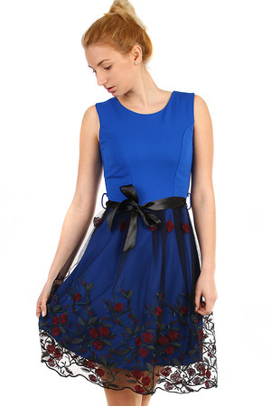 Evening dress with embroidered skirt and ribbon at the waist. Material: 95% polyester, 5% elastane.
