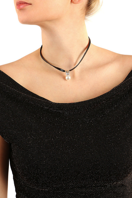 Choker with stone and pearl