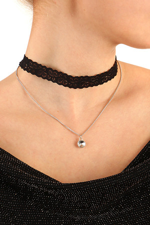 Women's black lace choker combined with chain and pendant. Adjustable size thanks to extension chain. Length: 34 cm + 7 cm.