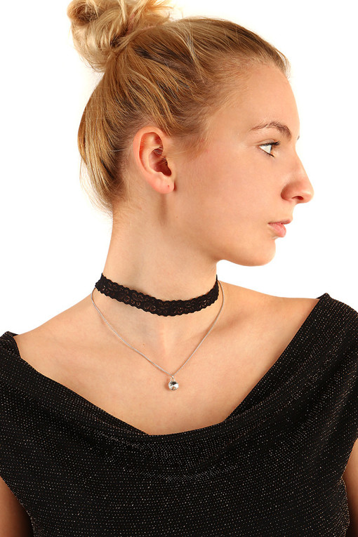 Choker in combination with a chain