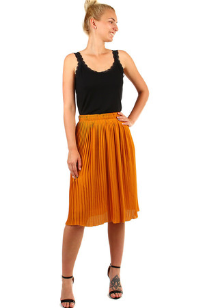 Elegant women's short pleated skirt. Elastic rubber at the waist. The skirt has a petticoat. Material: 100% viscose.