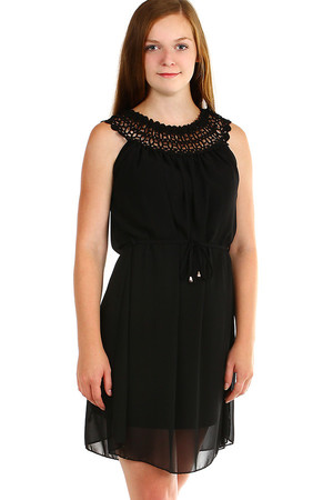 Short women's chiffon dress with lace in the neckline. Material: 95% polyester, 5% elastane. Import: Italy