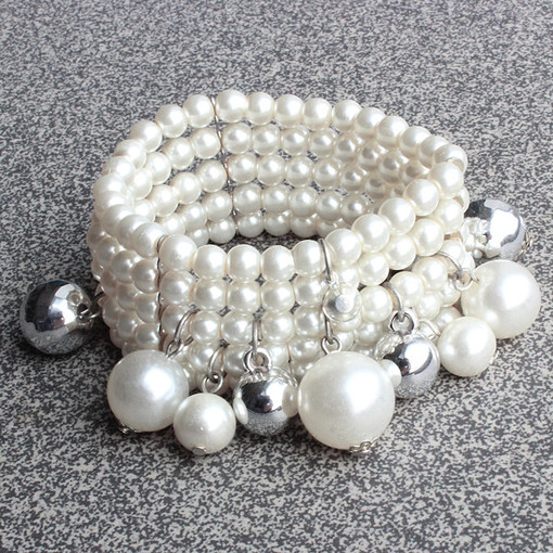 Massive ladies pearl bracelet with balls