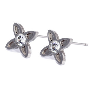 Simple earrings with one stone with flower motif. Dimensions: height 0.8cm, width 0.8cm.