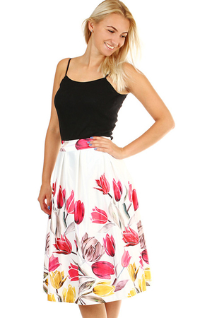 Ladies shiny folded skirt with floral print. Material: 97% polyester, 3% elastane. Import: Italy