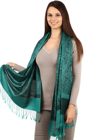 Long patterned pashmina with fringes. Pleasant, warm material. It can be worn in different ways. Material : 90% viscose, 10%