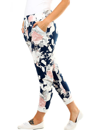 Women's slim cotton sweatpants in a cropped length, with a floral pattern. Drawstring waistband. Material: 95% cotton, 5%