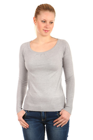Women's elegant long sleeve sweater. Single color design without fastening and without pockets. Round neck without collar.