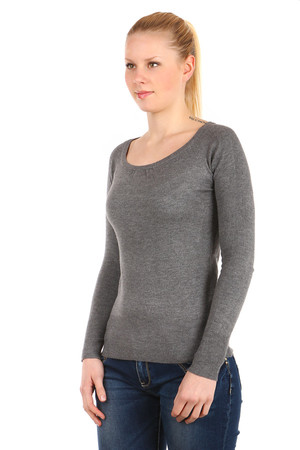 Women's elegant long sleeve sweater. Single color design without fastening and without pockets. Round neck without collar.