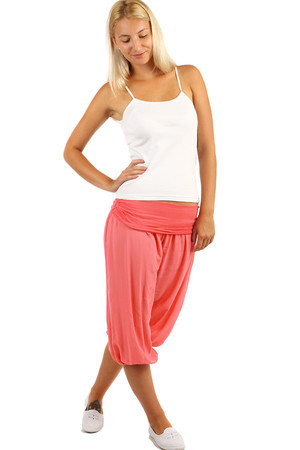 One-color 3/4 casual pants. Material: 100% viscose. Import: Italy