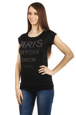 Women's monochrome T-shirt with round neck and short sleeves. On the front part of the stone application the names of