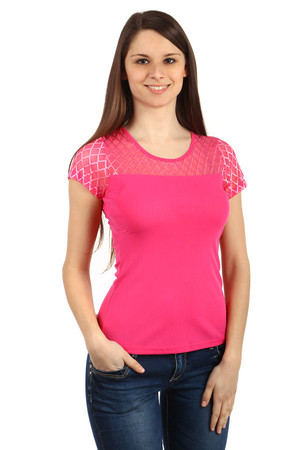 Beautiful T-shirt with transparent inset at the top. Round neck and short sleeve. Material: 50% cotton, 45% polyester, 5%