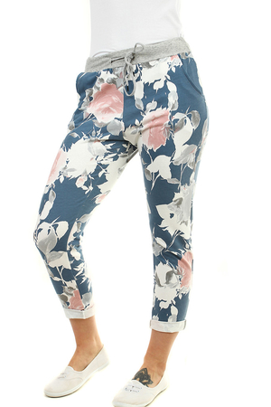 Women's sweatpants with floral print in 7/8 length. Drawstring at the waist. rose motif on a monochrome background elastic