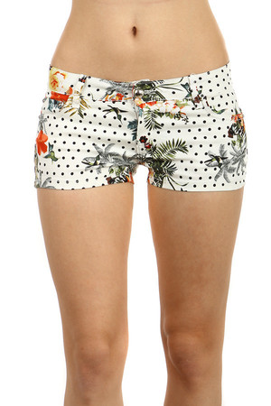Original colored shorts with pockets. Material: 95% cotton, 5% elastane.