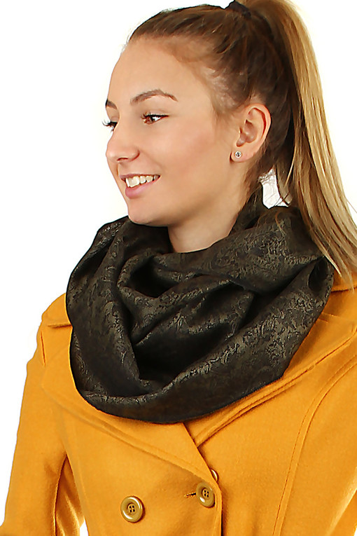 Women's single color scarf with fringes