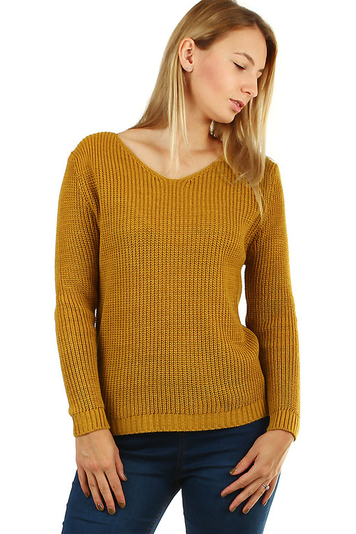 Knitted women's sweater with cuts on the back