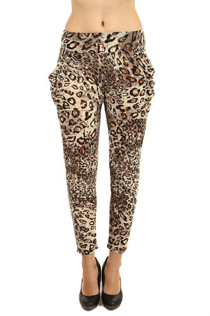 Women's pants with animal pattern and pockets. Modern cut. Can also be worn as 3/4 pants. Pleasant, lightweight material.