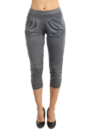 Smooth women's modern 3/4 pants with pockets on the side. Fashion cut. Material: 75% cotton, 20% polyamide, 5% elastane