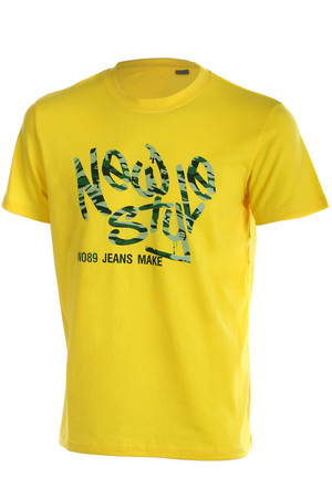 Modern mens t-shirt with print on the front. Short sleeve. Material: 65% cotton, 25% polyester, 10% elastane