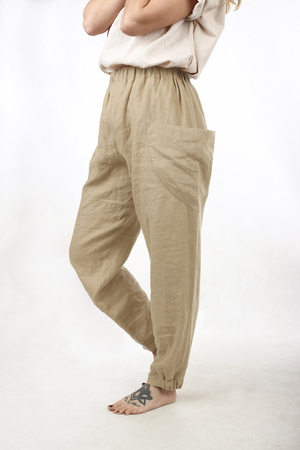 Wide trousers made of light woven material 100% linen with large side pockets, very comfortable to wear. elastic band sewn