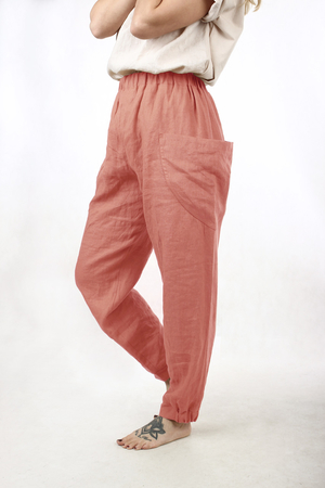Wide trousers made of light woven material 100% linen with large side pockets, very comfortable to wear. elastic band sewn