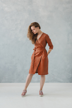 The midi-length wrap-around linen dress will brighten up your every day with its natural material and cheerful one-color
