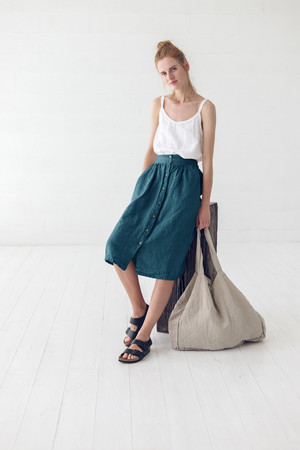 One-color button-down skirt made of 100% linen in a fashionable midi length for girls and ladies of all ages. 5.5 cm high