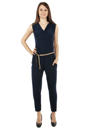 Stylish ladies' overall with pockets. Tying tape. Looser fit. Import: Italy Material: 95% polyester, 5% elastane.