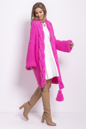 Women's bushy cardigan in front of a braid finished with a tassel lowered shoulder seams in midi length bulky warm extremely