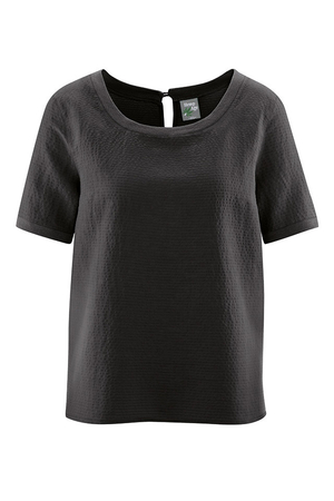 Natural minimalist blouse in structured fabric from the sustainable collection of the German brand HempAge hemp, silk and
