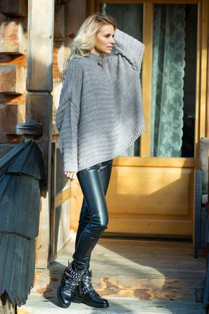 Women's oversized pullover: ribbed pattern sleeve seams below rippling free stand maxi / oversized style soft colors pleasant