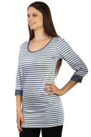 Women's viscose shirt in extended length. Round neckline. The three-quarter sleeves are finished with a single-colored cuff