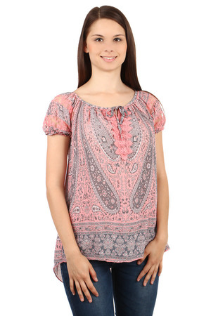 Comfortable women's blouse with unusual motif. The cut flatters the figure. Transparent lace on sleeves. Drawstring neckline.
