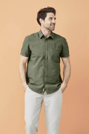 Men's natural linen shirt from the sustainable collection of the German brand Living Crafts made of organic linen and organic