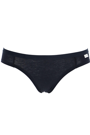 Classic women's panties made of organic cotton. The fine material is pleasant on the body, suitable even under tight-fitting