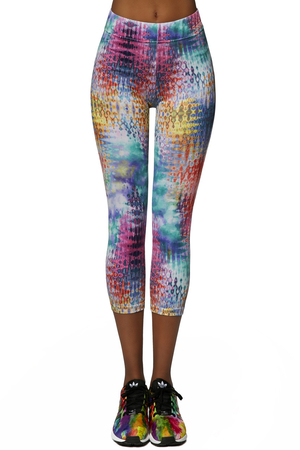 Women's sporty 3/4 leggings with modern print made of functional, breathable ARCHROMA material with increased ability to wick