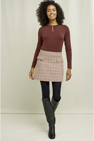 Women's plaid skirt short with pockets pockets covered with flaps fastening at the side with zipper slightly stretchy higher