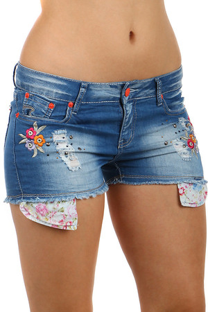 Modern shorts with rhinestones and embroidery in the form of flowers. Colored inside pockets. Material: 95% cotton, 5%