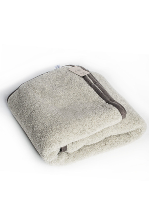 Merino wool blanket natural material hypoallergenic antibacterial short pile on one side, lambswool on the other velour trim