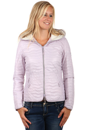 Women's quilted jacket with a hood in glossy finish. Front pockets with patent fastening. Zip fastening. Suitable for spring