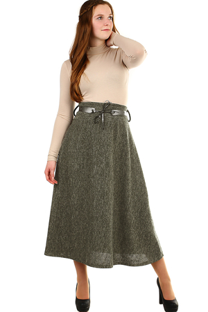 Long knit skirt with decorative belt. Highlighted monochrome finish. The tape type may vary depending on the current offer.
