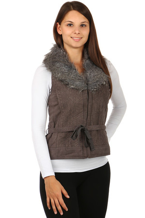 Women's vest with a fine embroidered pattern, made of faux fur. Hook closure. Material: 100% polyester.