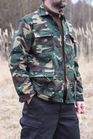 Men's short camouflage jacket without hood lightweight design shirt collar button closure hidden by double flap reinforced