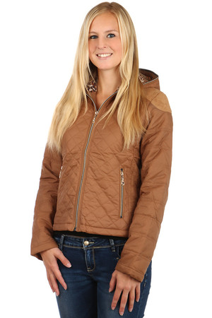 Women's quilted jacket with animal pattern lining and hood. Zipped front pockets. Zip fastening. Suitable for spring and